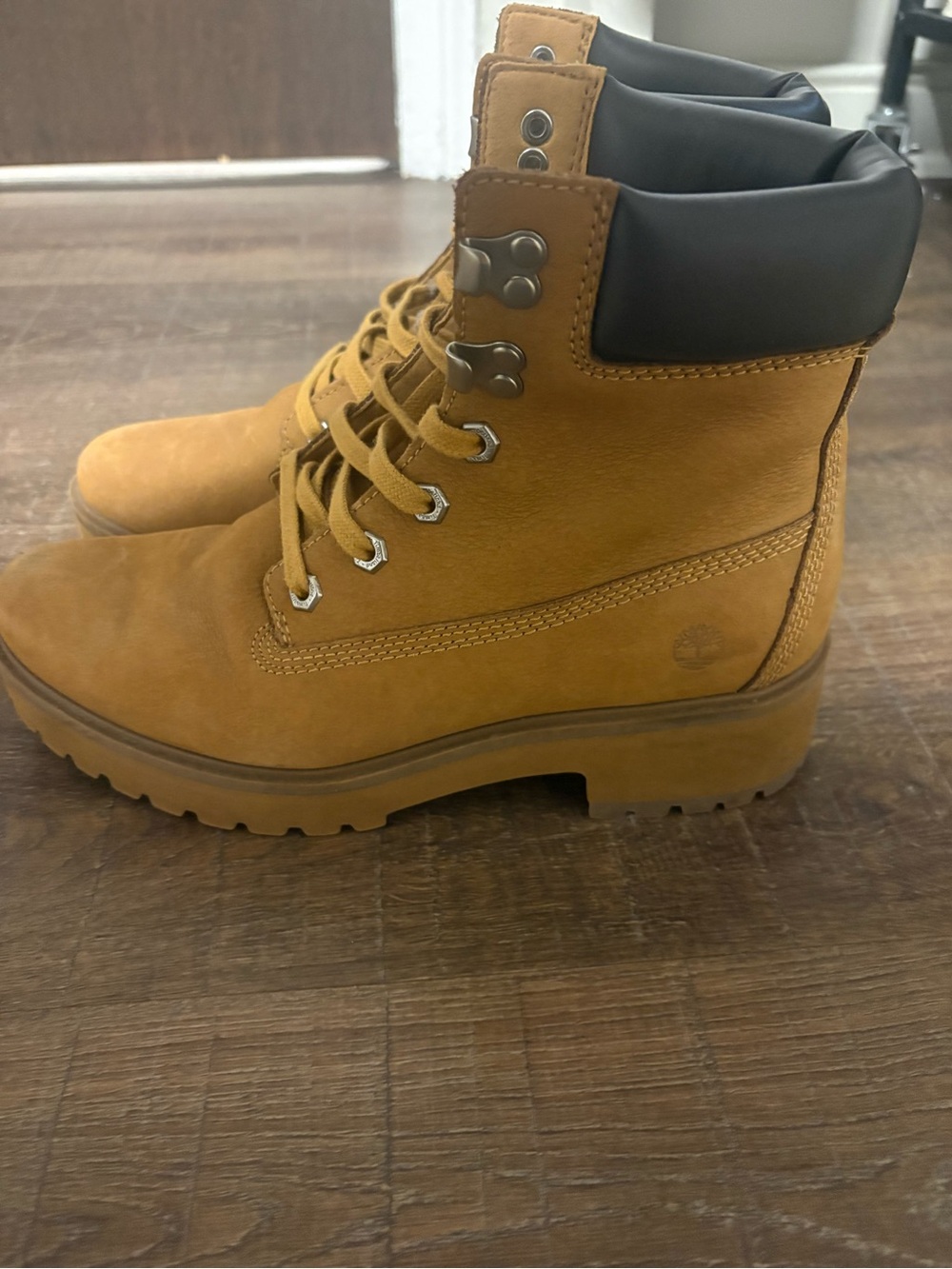 Timberland Women's Wheat Lace-Up Nubuck Boots with Black Collar